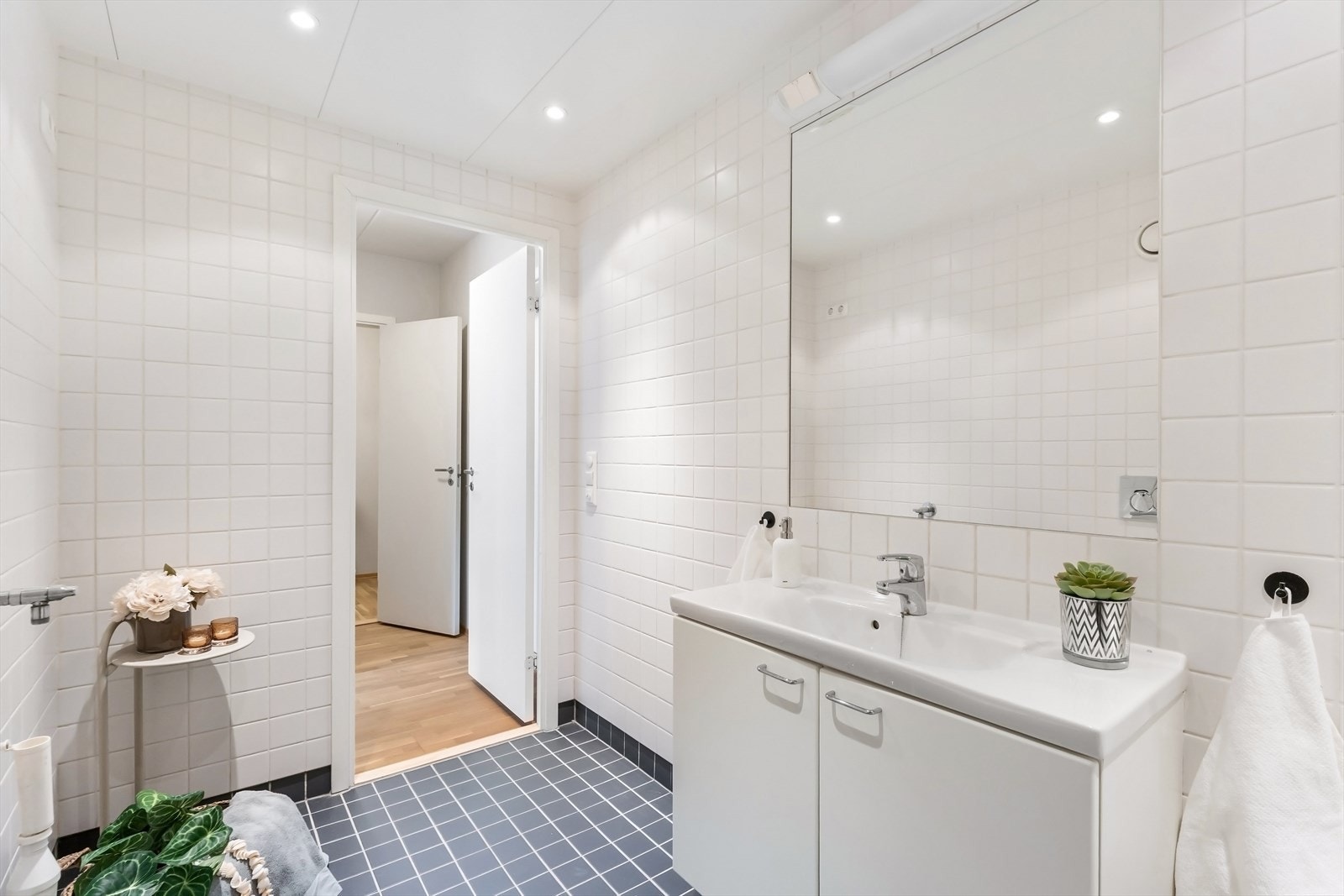 Badet har flislagt gulv med varmekabler og flislagte vegger Galleribilde