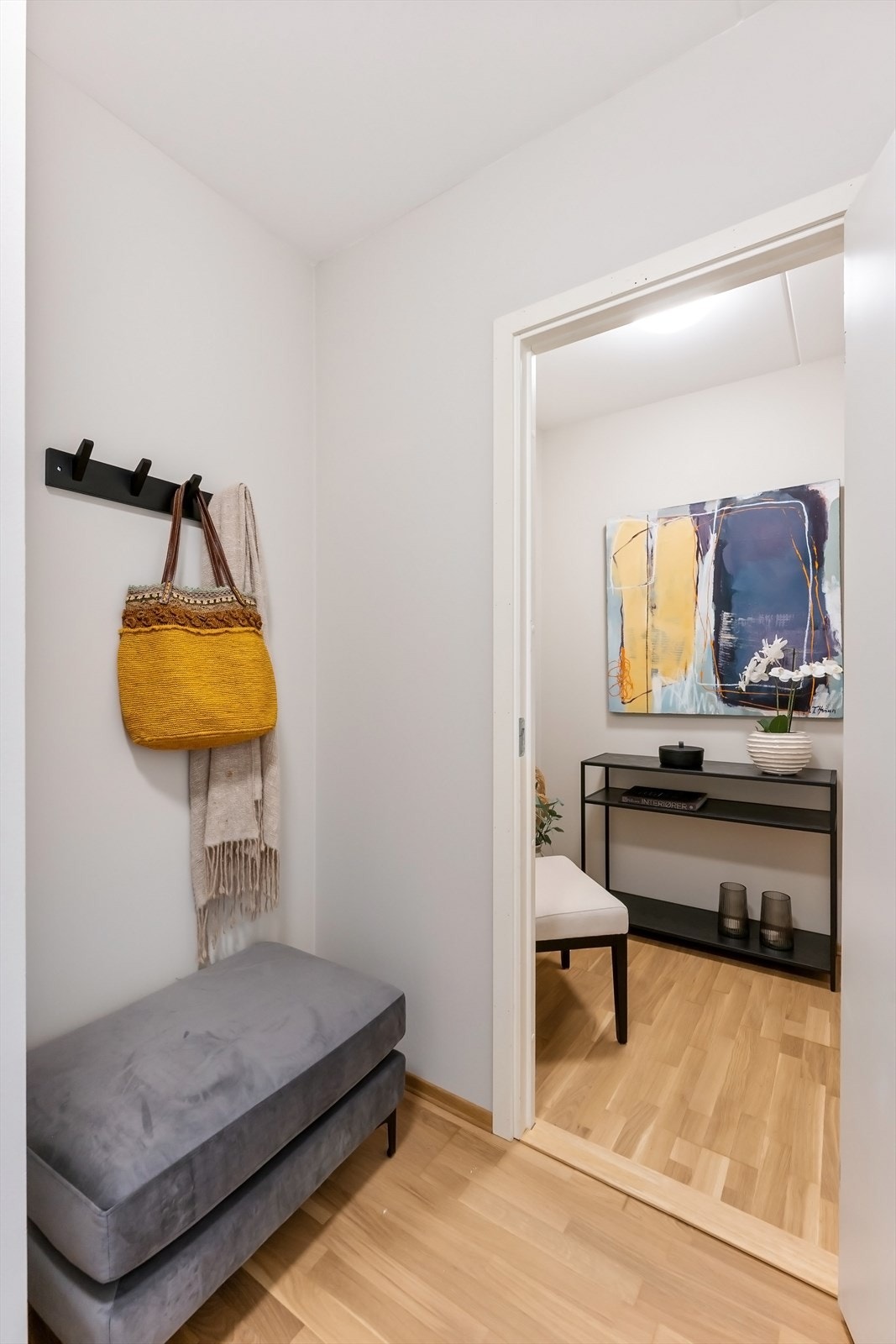 Innenfor entréen er det et praktisk rom som eventuelt kan benyttes til kontor, bod osv. Galleribilde