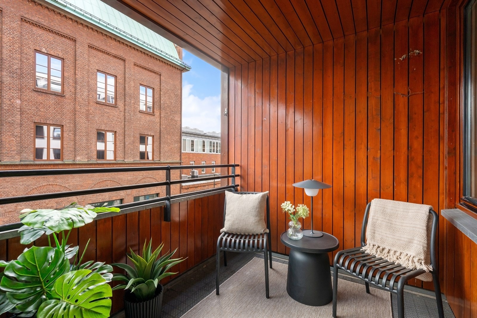 Verandaen er av en god størrelse og fungerer sommertid som et ekstra rom Galleribilde