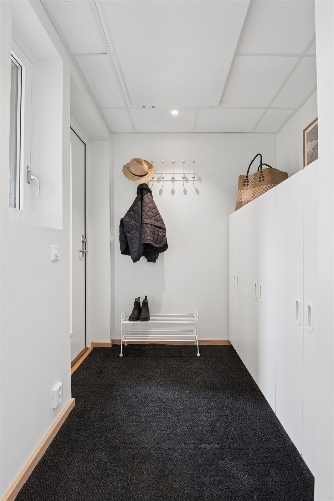 Lys og romslig entré med god skapplass. Galleribilde