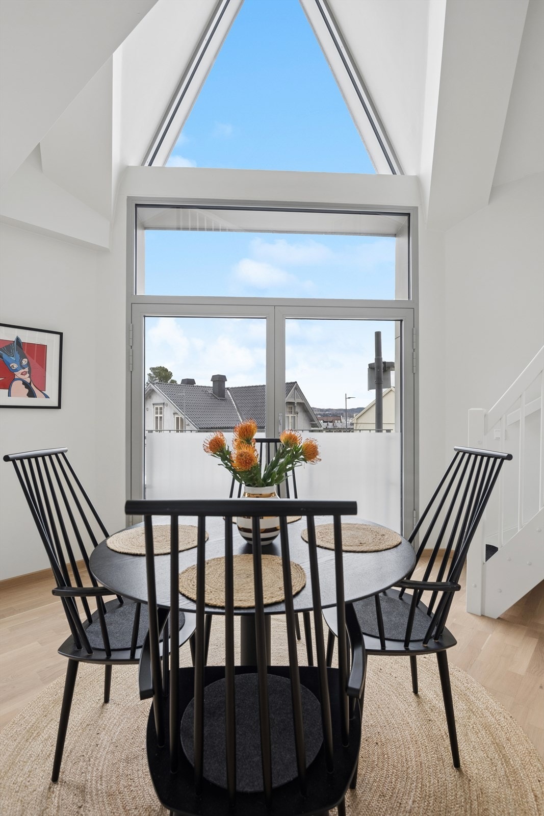 En hel vegg av vinduer slipper inn rikelig med lys og rammer pent inn det utvendige. Galleribilde