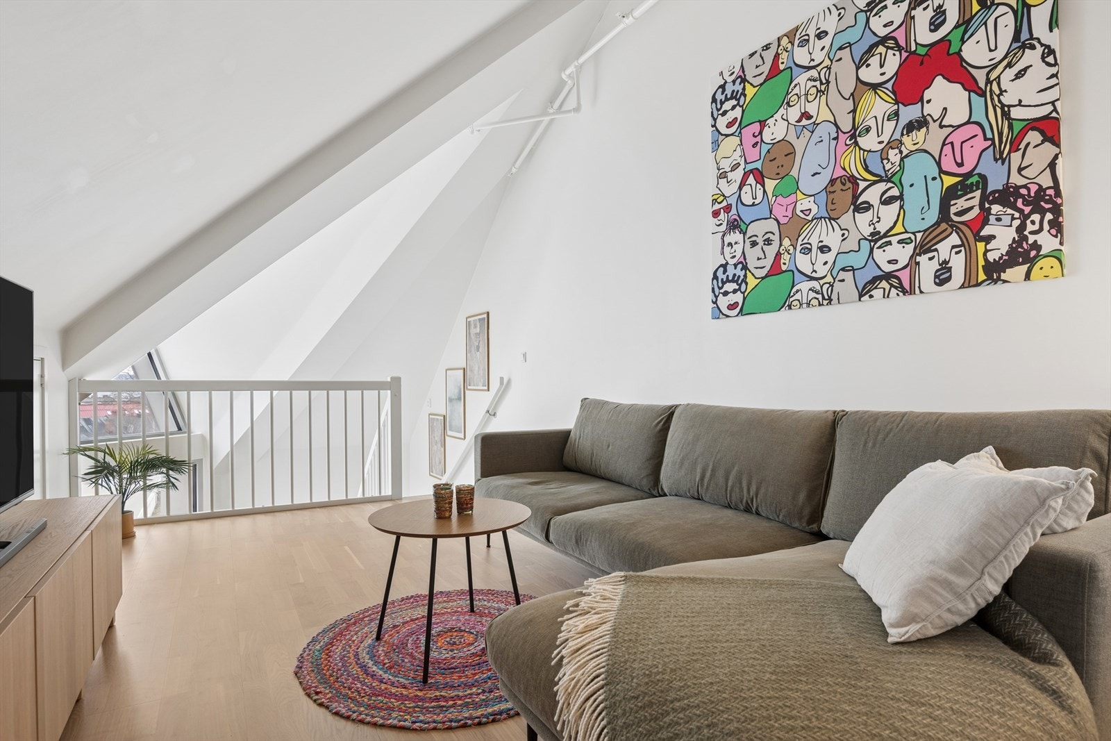 Stue med plass til romslig sofa, hvilestol(er) og andre småmøbler. Galleribilde
