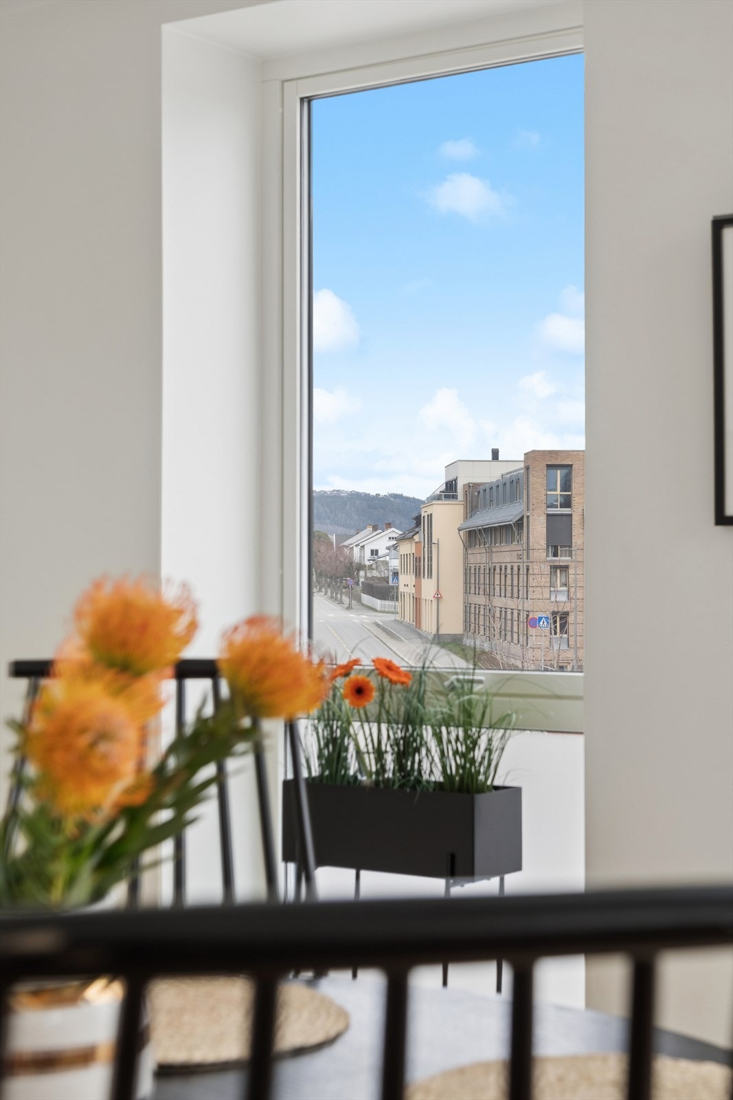 Leilighet ligger meget sentralt til med gangavtand til det meste av fasiliteter. Galleribilde