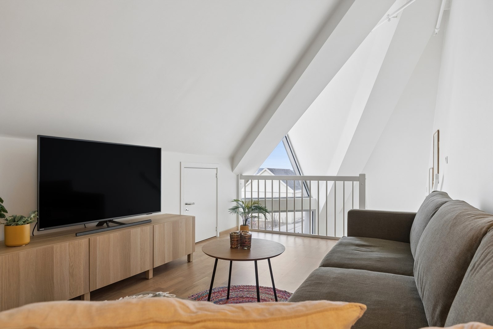 Perfekt for avlsappende tv-stunder. Bak luken er det godt med oppbevaringsplass. Galleribilde