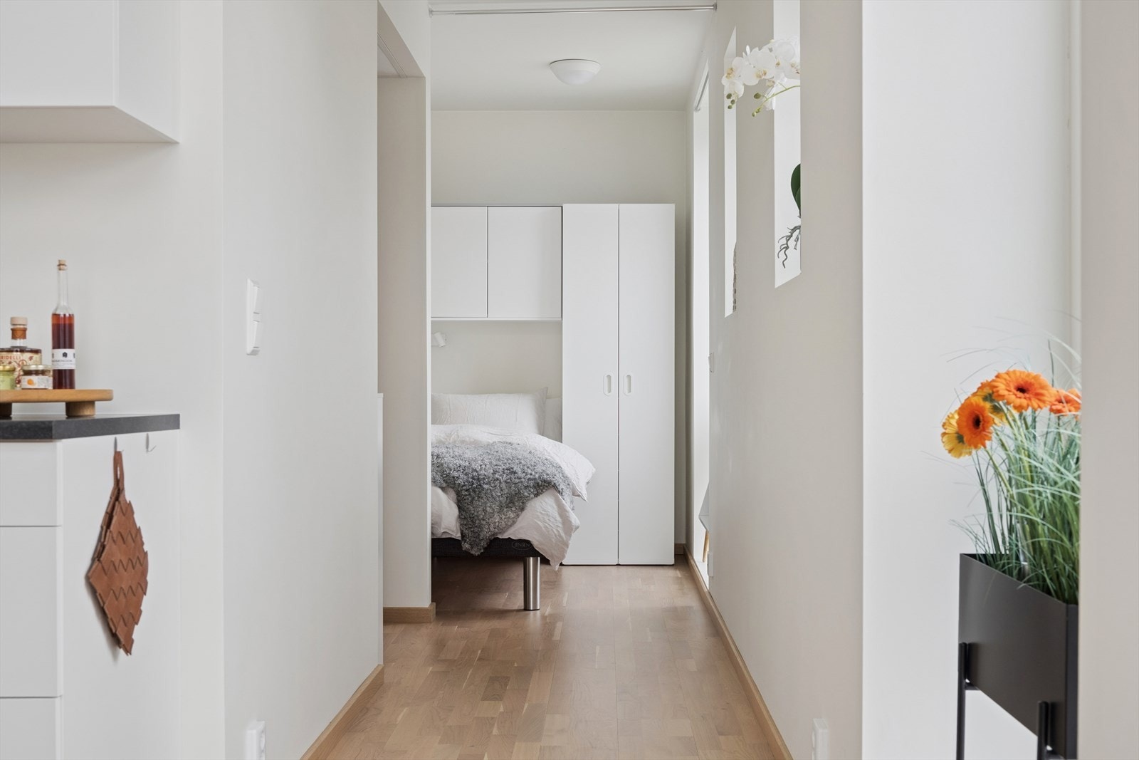 Fint parkettgulv og glatte vegger, noe som er gjennomgående i hele leiligheten. Galleribilde