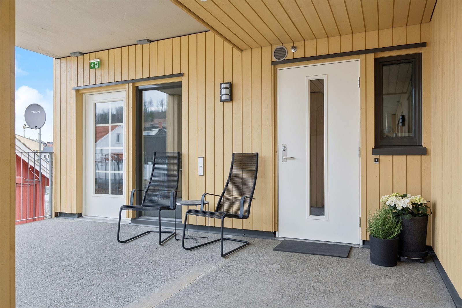 Velkommen inn i en lys og moderne selveierleilighet fra 2020. Hyggelig svalegang utenfor inngangen. Galleribilde