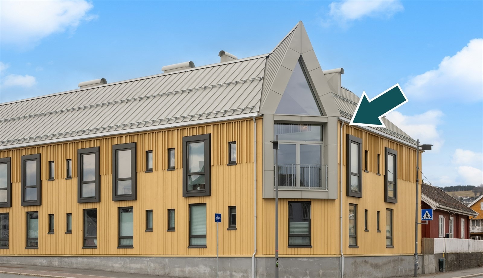 Fasadebilde av leiligheten med sitt karakteristiske trekant-vindu. Galleribilde