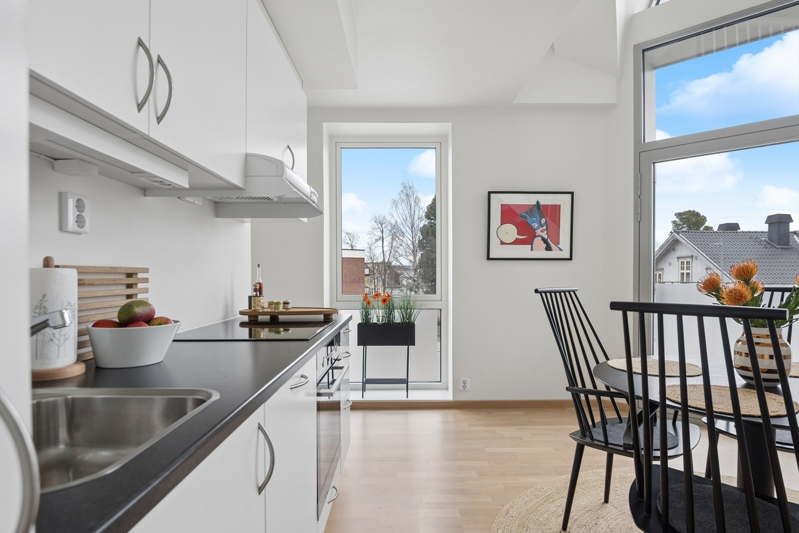 Leiligheten har godt lysinnslipp gjennom mange vinduer. Galleribilde