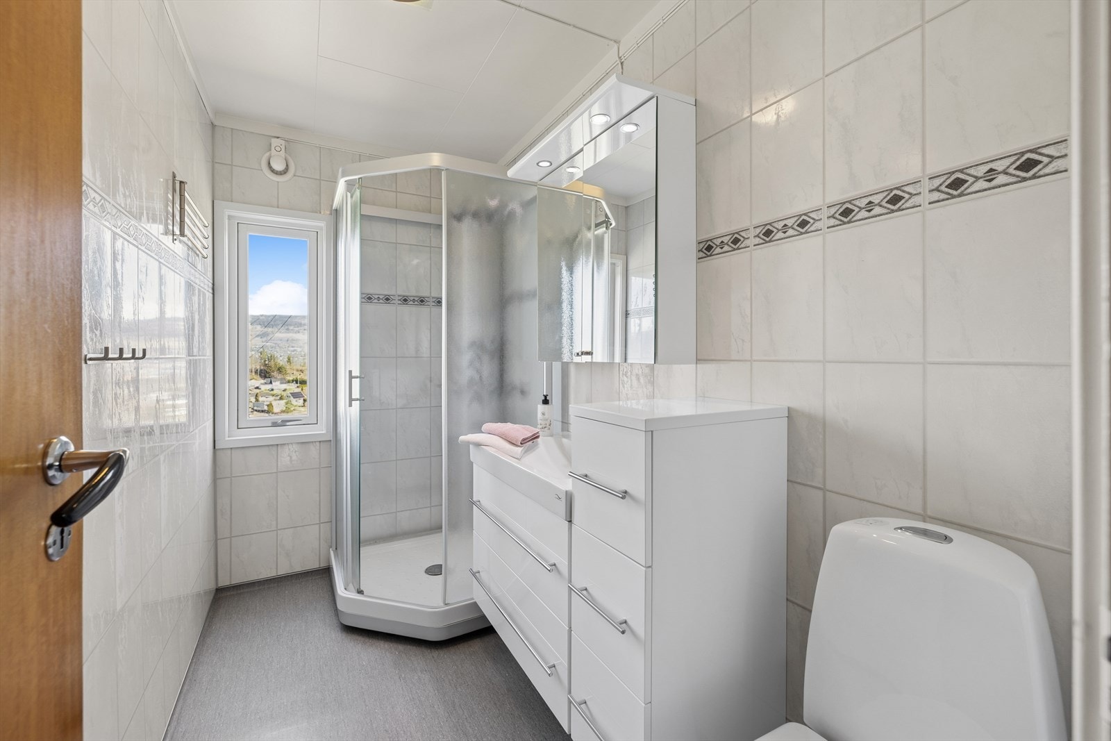 Badet i hovedetasjen er i følge selger fra 2010 og har baderomsplater på veggene. Gulvet har vinylbelegg med elektriske varmekabler. Galleribilde