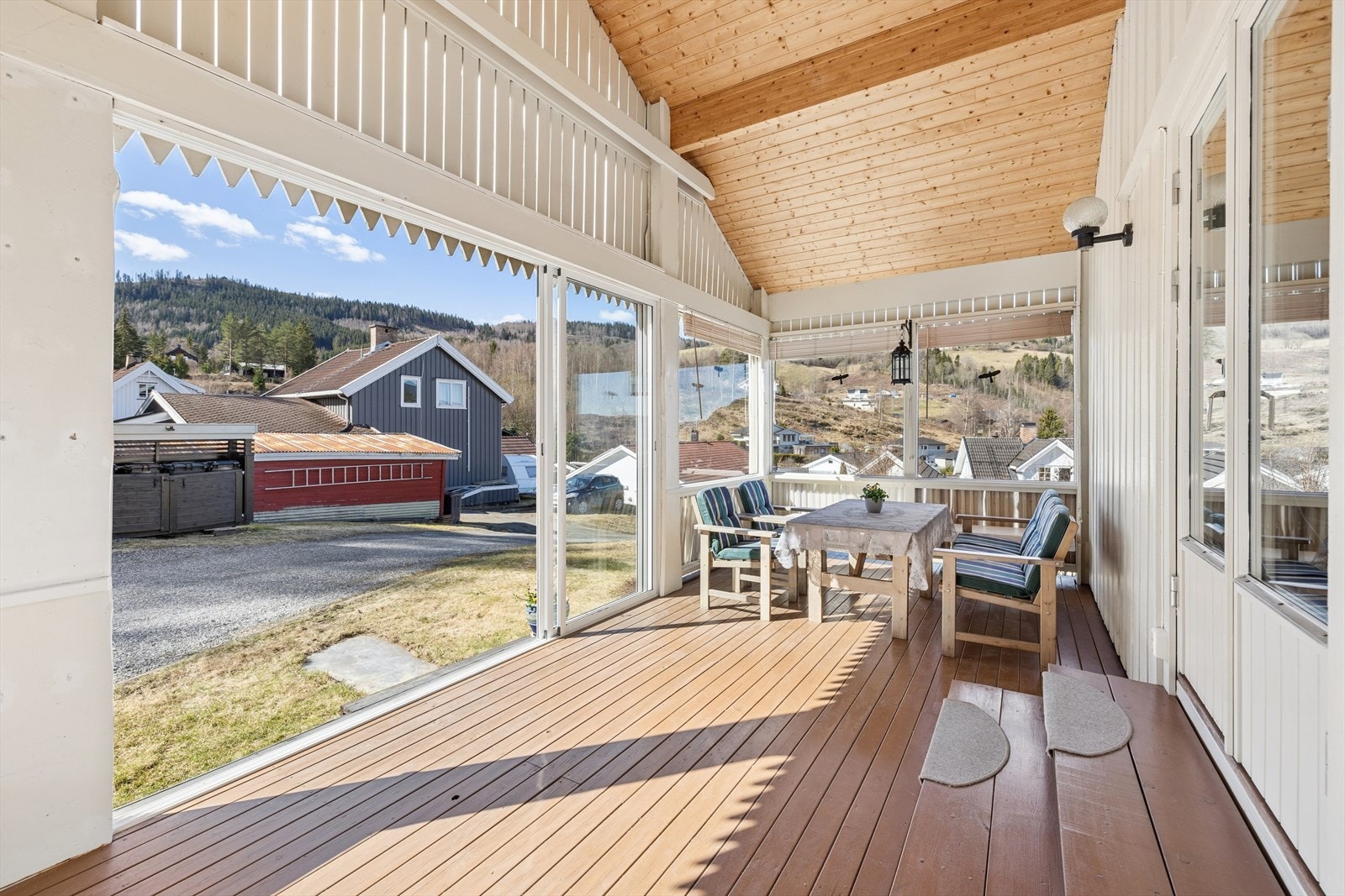Fra delvis inn glasset terrasse er det direkte utgang til gårdsplass og plenområde. Galleribilde