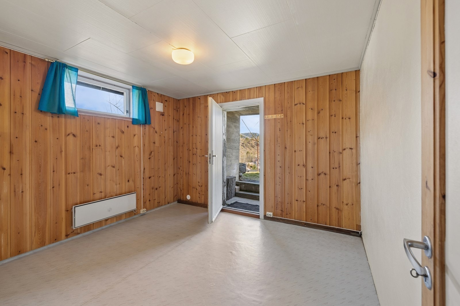 Kjelleren har et innredet rom som i dag benyttes som soverom. Rommet har egen utgang til terrenget. Rommet er ikke bruksendret fra tilleggsdel til hoveddel. Galleribilde