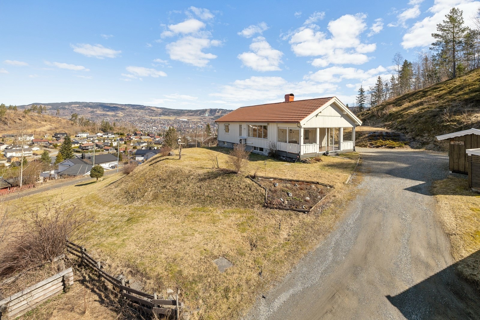Eiendommen befinner seg ca. 4 km fra Lillehammer sentrum med alt av bymessige fasiliteter. Galleribilde