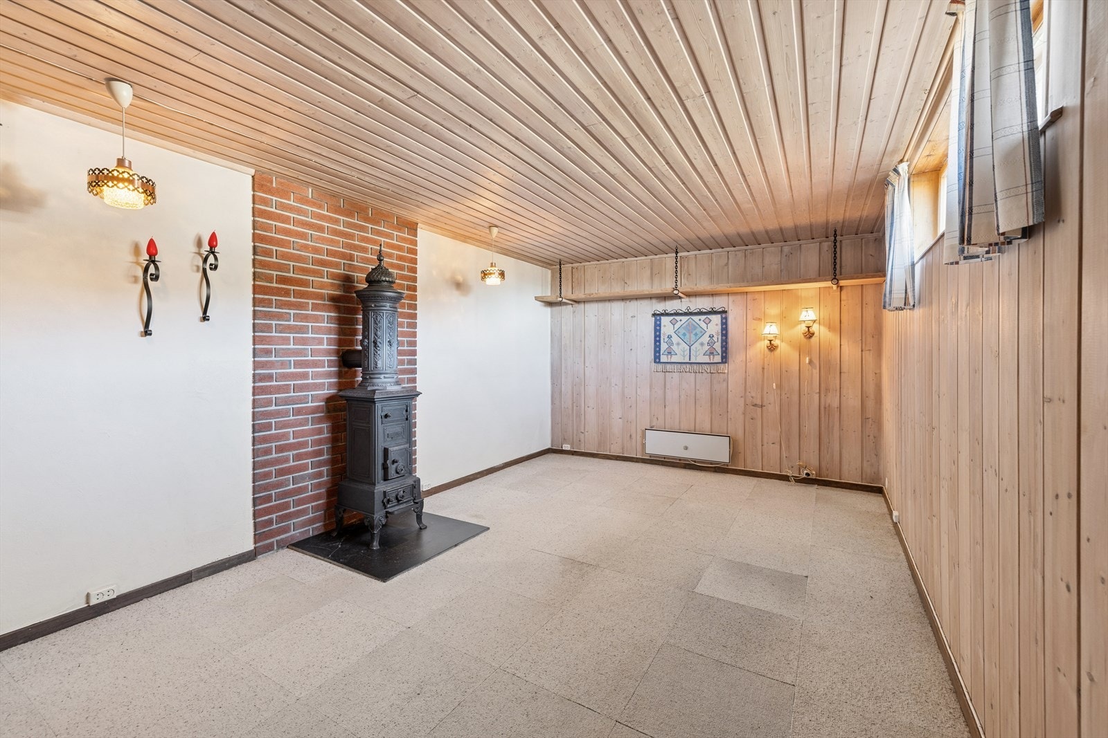 I kjelleren finner du et romslig rom, innredet som kjellerstue. Rommet har varmepumpe og en eldre vedovn. Rommet er ikke bruksendret fra tilleggsdel til hoveddel. Galleribilde