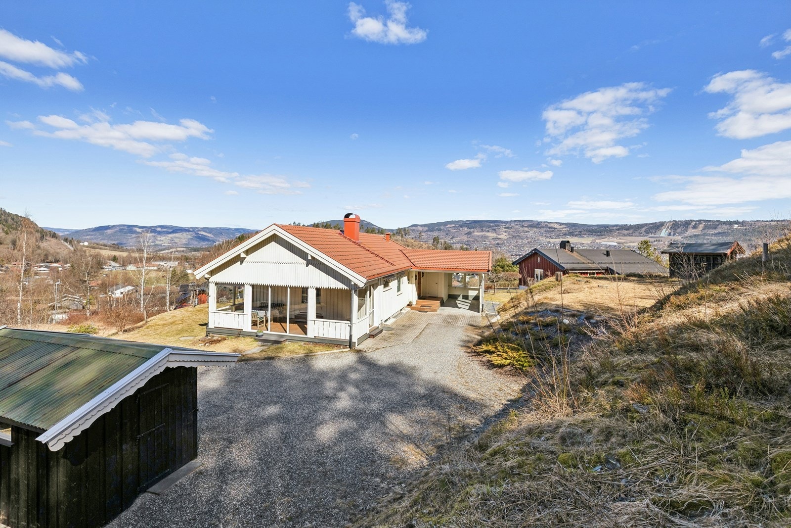 Gode parkeringsmuligheter på egen gårdsplass. Galleribilde