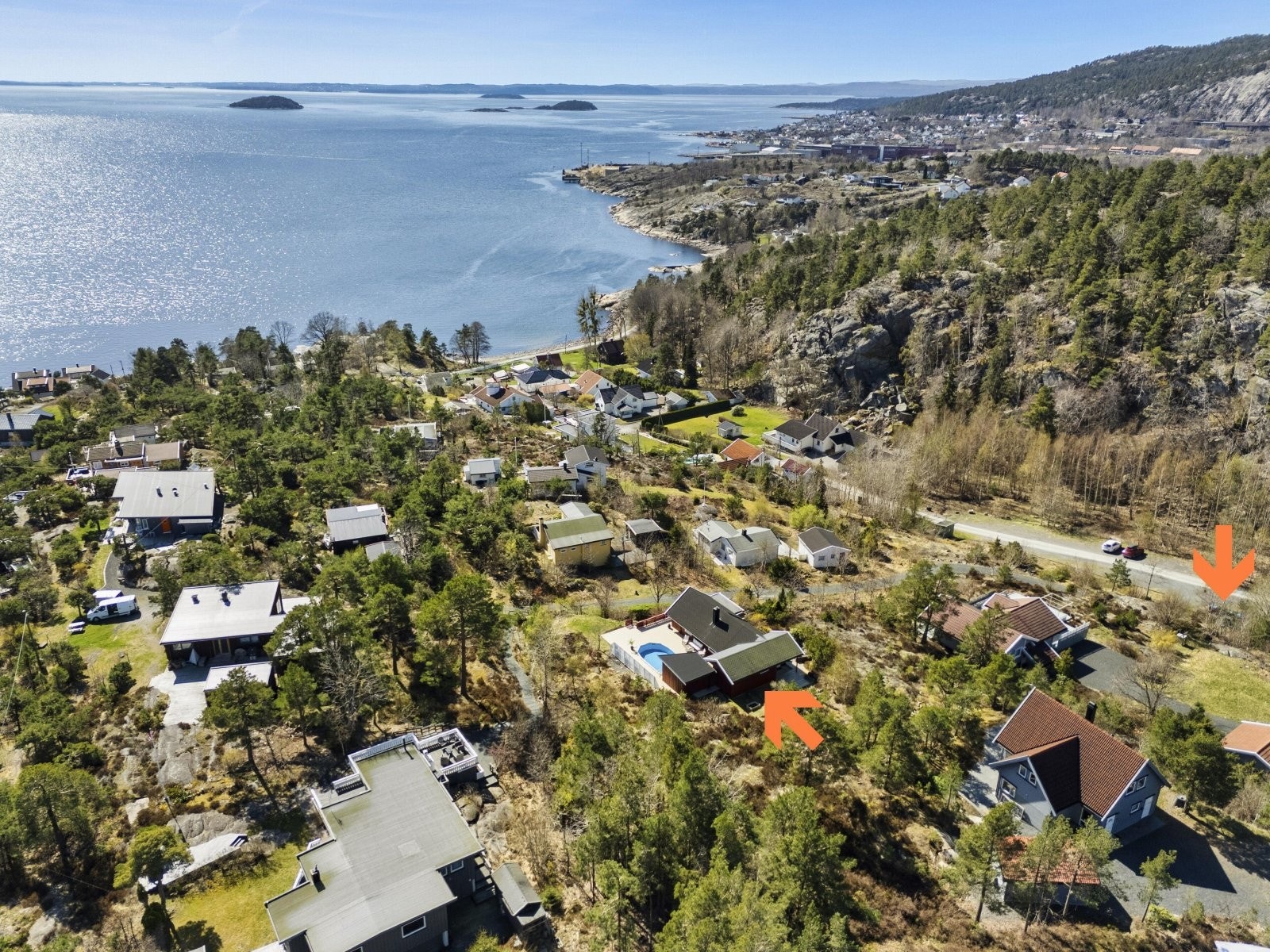 Kort avstand til fjorden med flotte tur- og bademuligheter. Hytten har oppmerket parkeringsplass Galleribilde