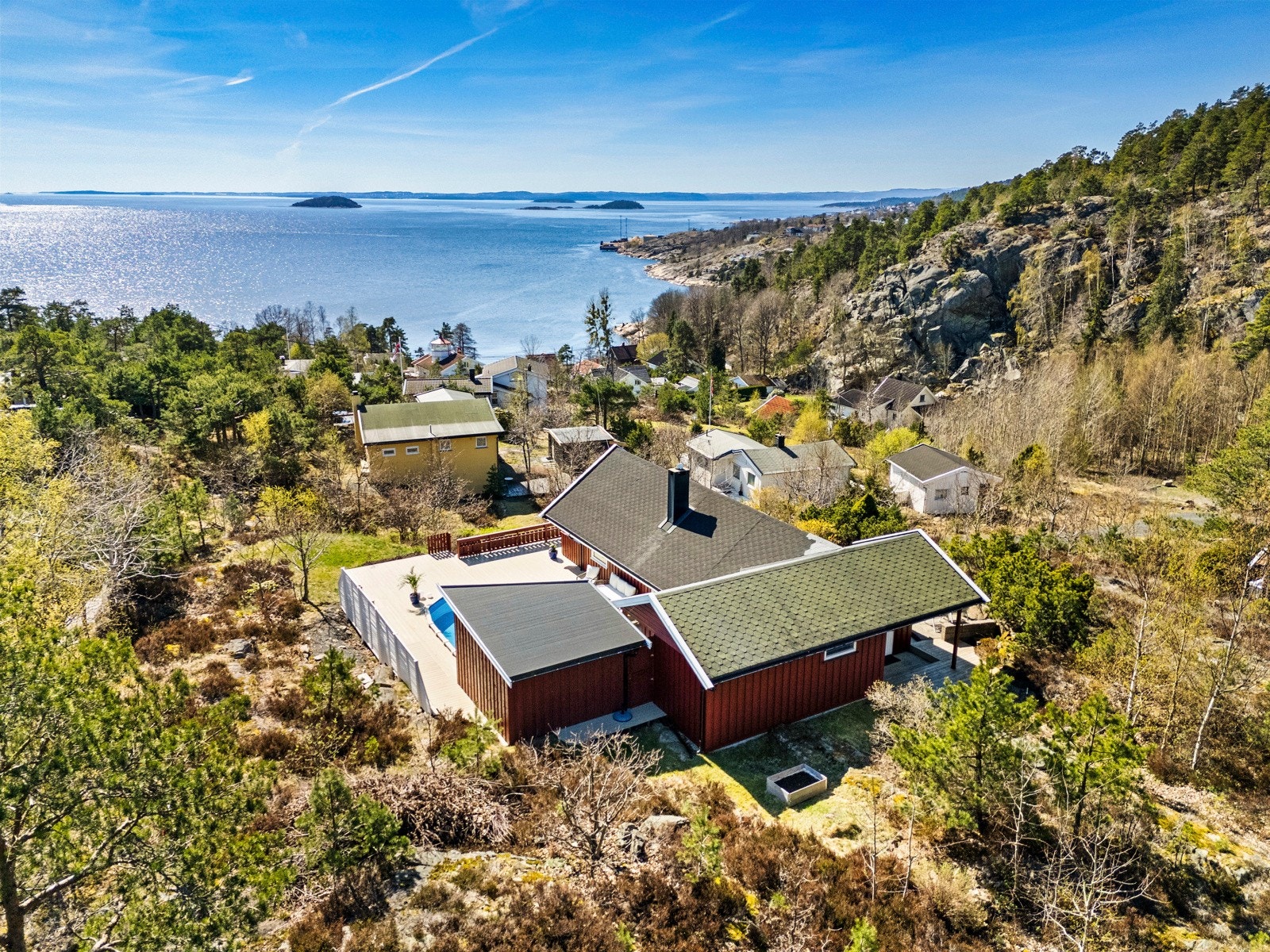 Dette er en idyllisk fritidseiendom beliggende med nydelig utsikt og gode solforhold! Galleribilde