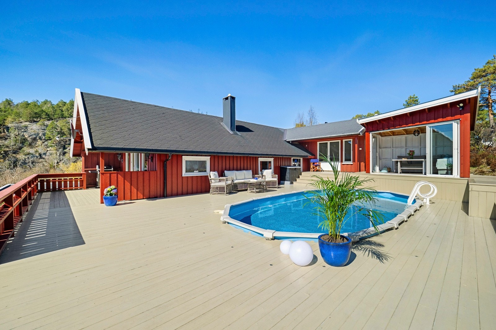 Her har du koselig opparbeidet uteområde med stor terrasse, utestue og oppvarmet basseng. Galleribilde