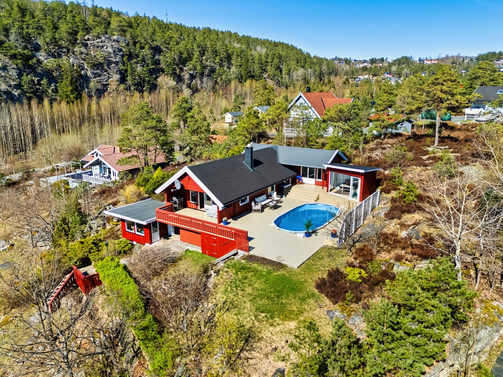 Eiendommen ligger i et attraktivt og populært hytteområde med kort vei ned til fjorden. Galleribilde