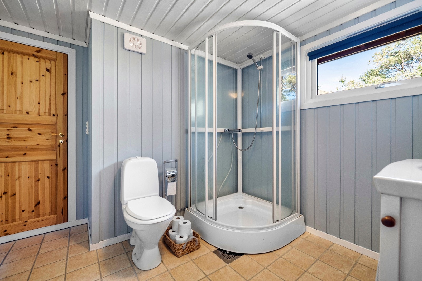 Badet er fra 2004 og er innredet med dusjkabinett, servant, samt gulvstående toalett. Galleribilde