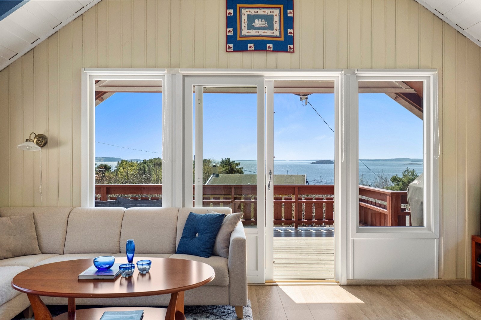 Fra stuen er det utgang til terrasseområdet. Galleribilde