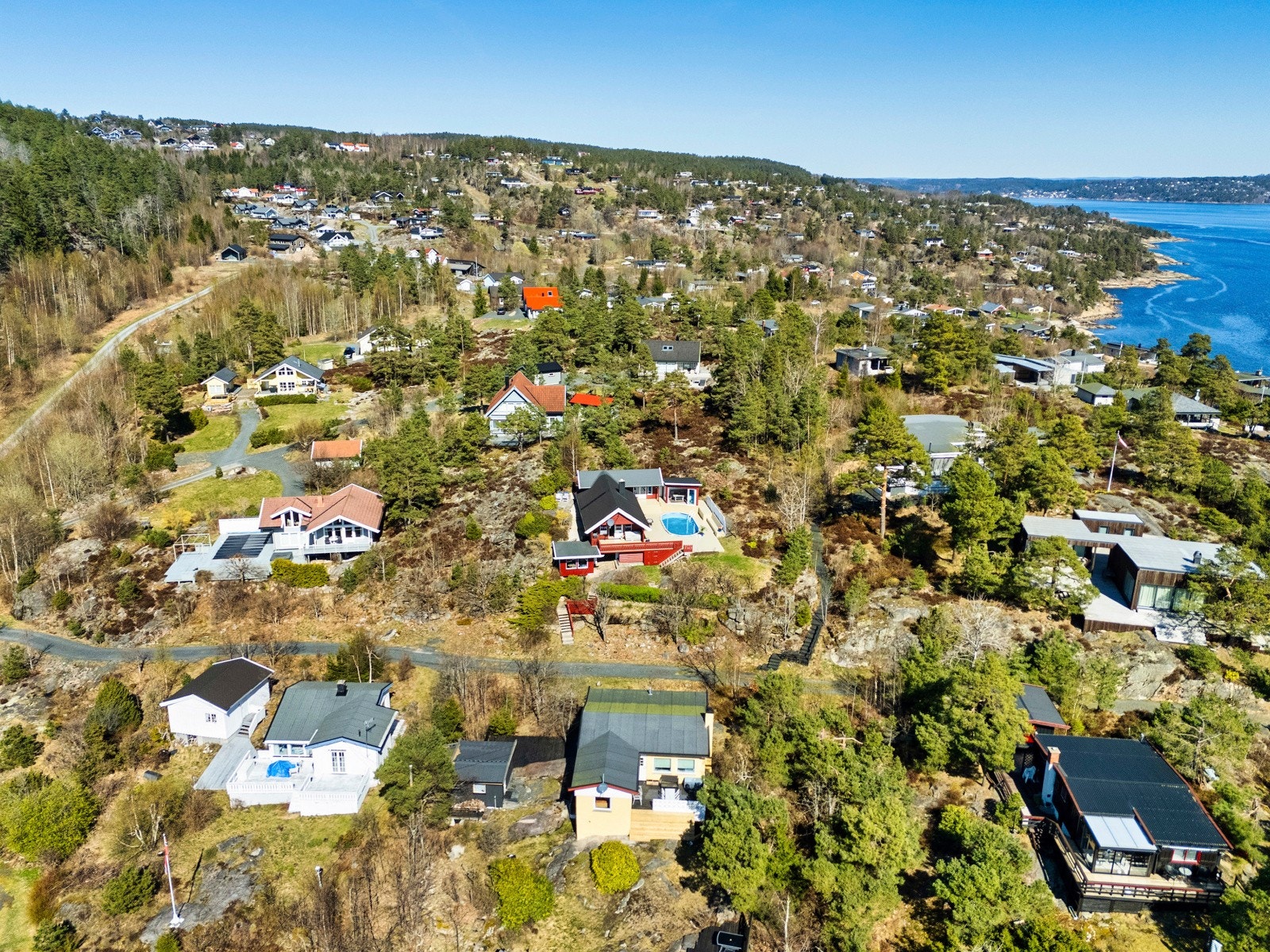 Dronebilde av eiendommen. Galleribilde