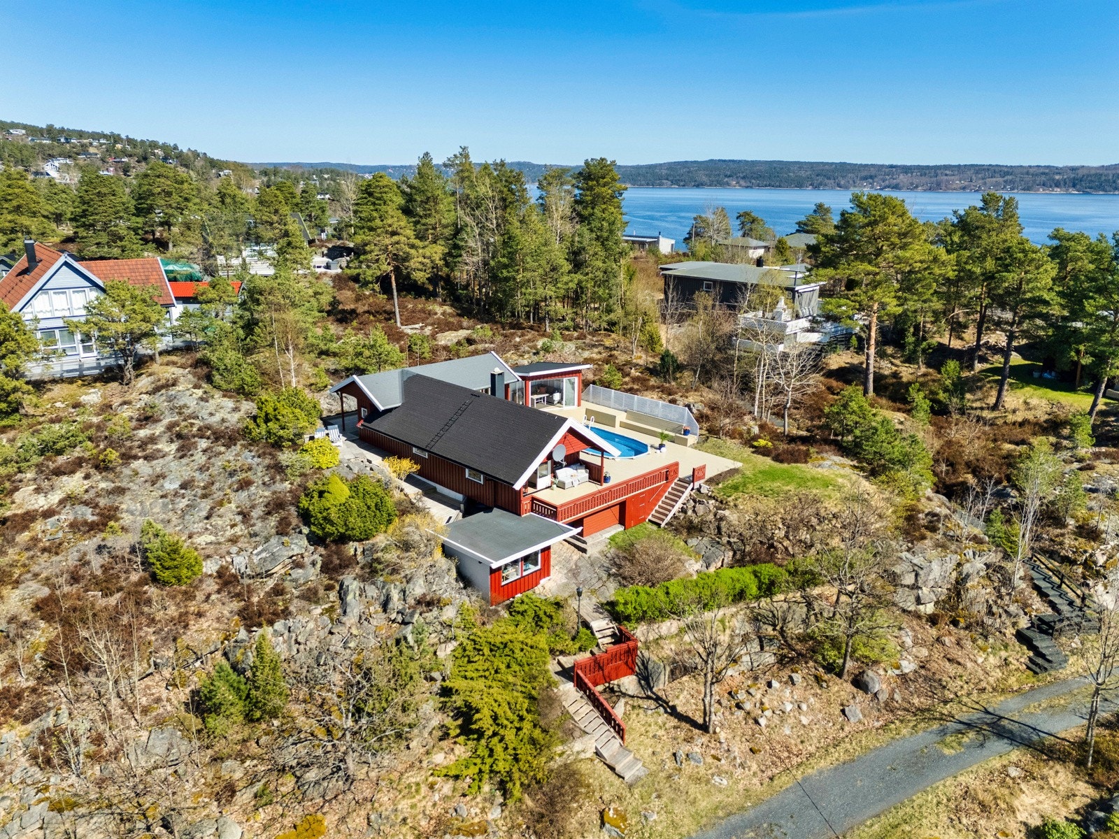 Dronebilde av eiendommen. Galleribilde