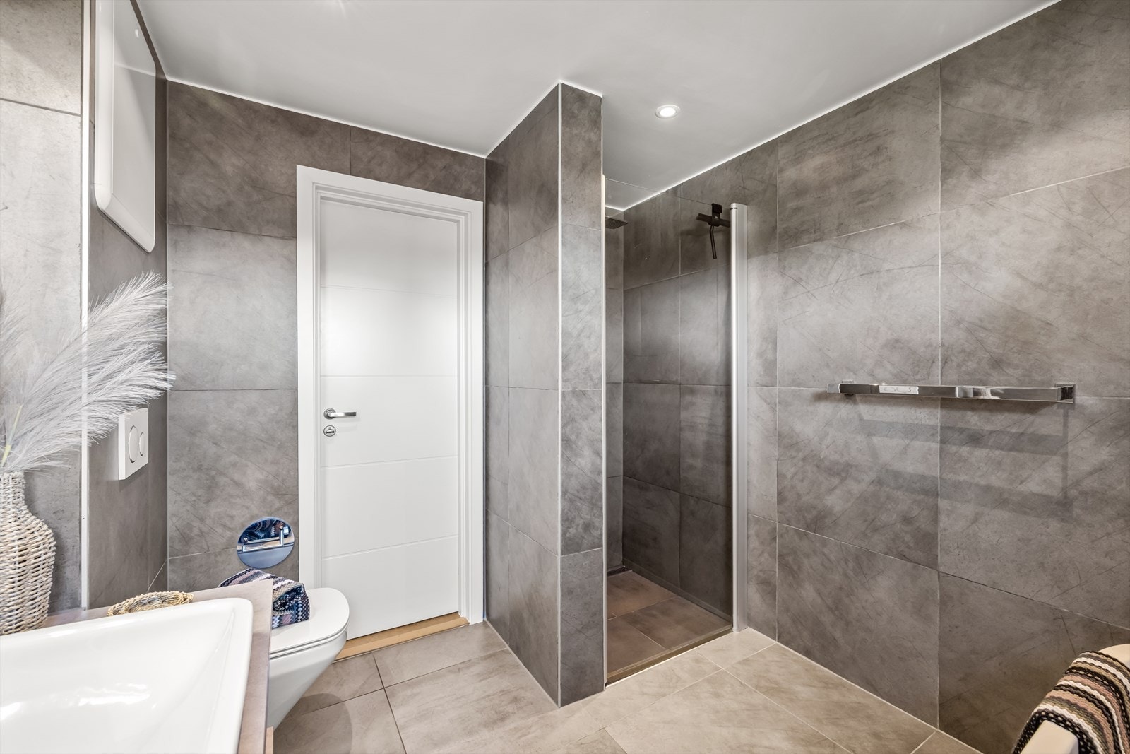 Badet har både badekar og en romslig dusjnisje. Galleribilde