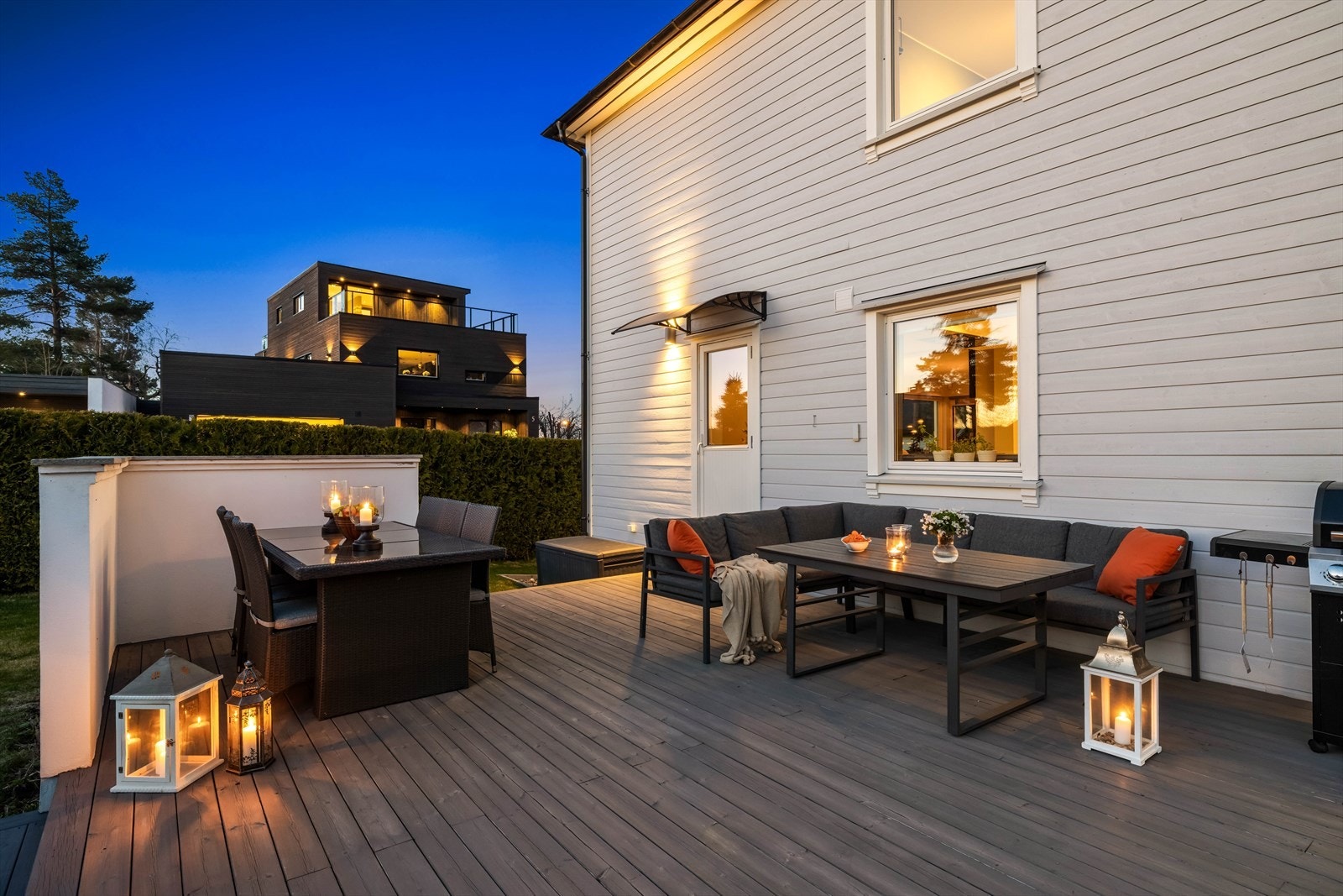 Terrasseplatting på hele 43 kvm med praktisk adkomst fra stue/kjøkken i hovedetasjen. Galleribilde