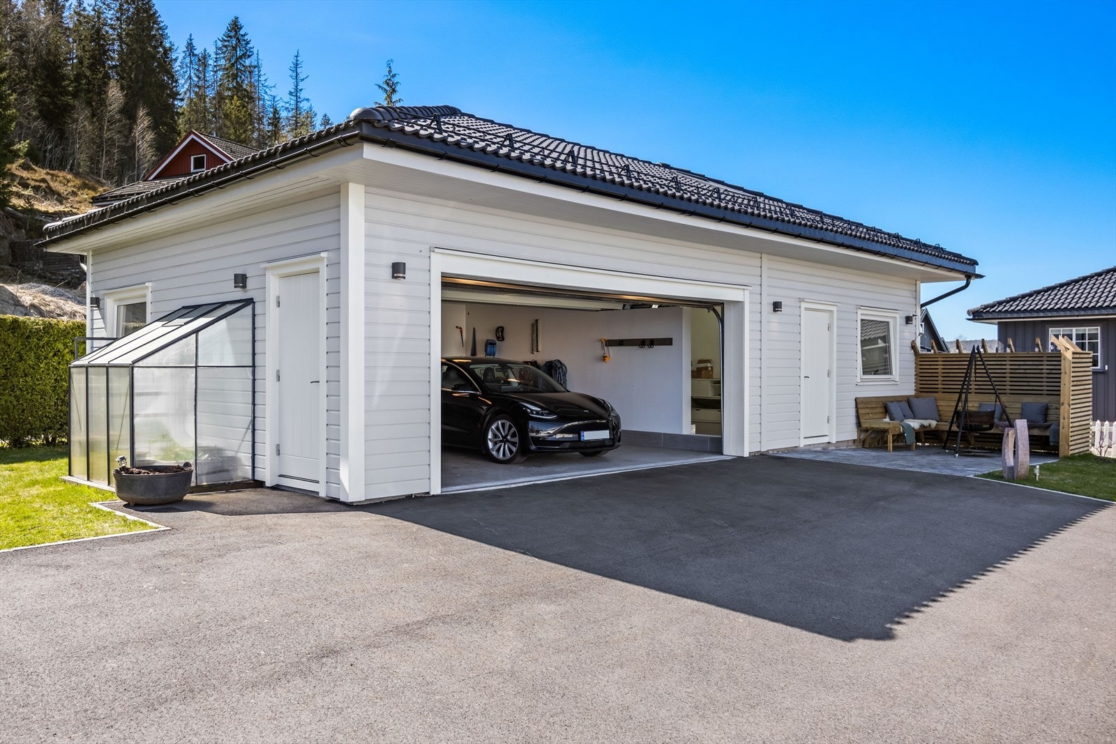 Frittstående dobbelgarasje på hele 85 kvm, inkludert arbeidsrom og bod. Galleribilde