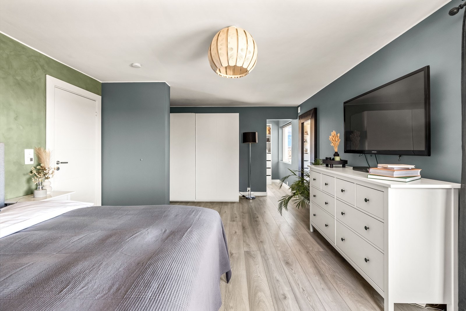 I bakkant av soverommet ligger et walk-in closet. Galleribilde