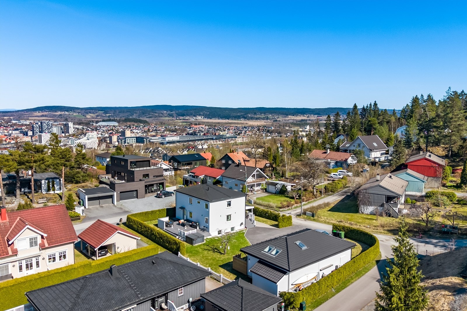 Naturskjønt og barnevennlig beliggende på Rud, med kort avstand ned til Lillestrøm. Galleribilde
