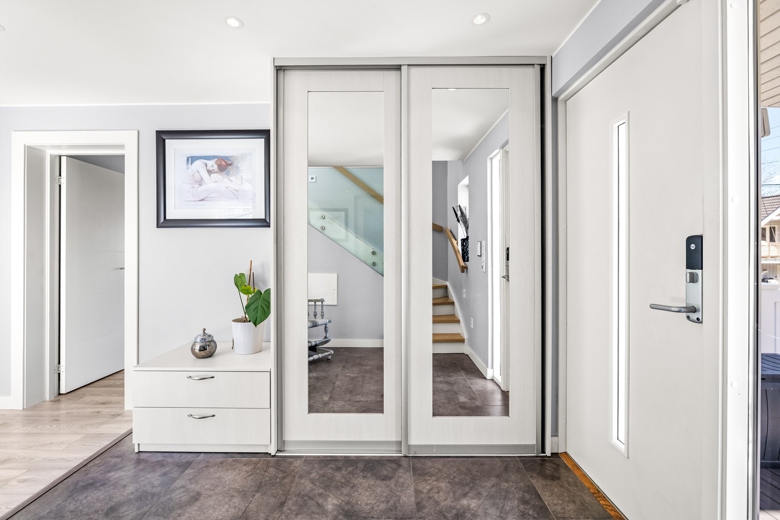 Trygg og enkel kodelås på ytterdøren. Integrert skyvedørsgarderobe med speilfronter. Galleribilde