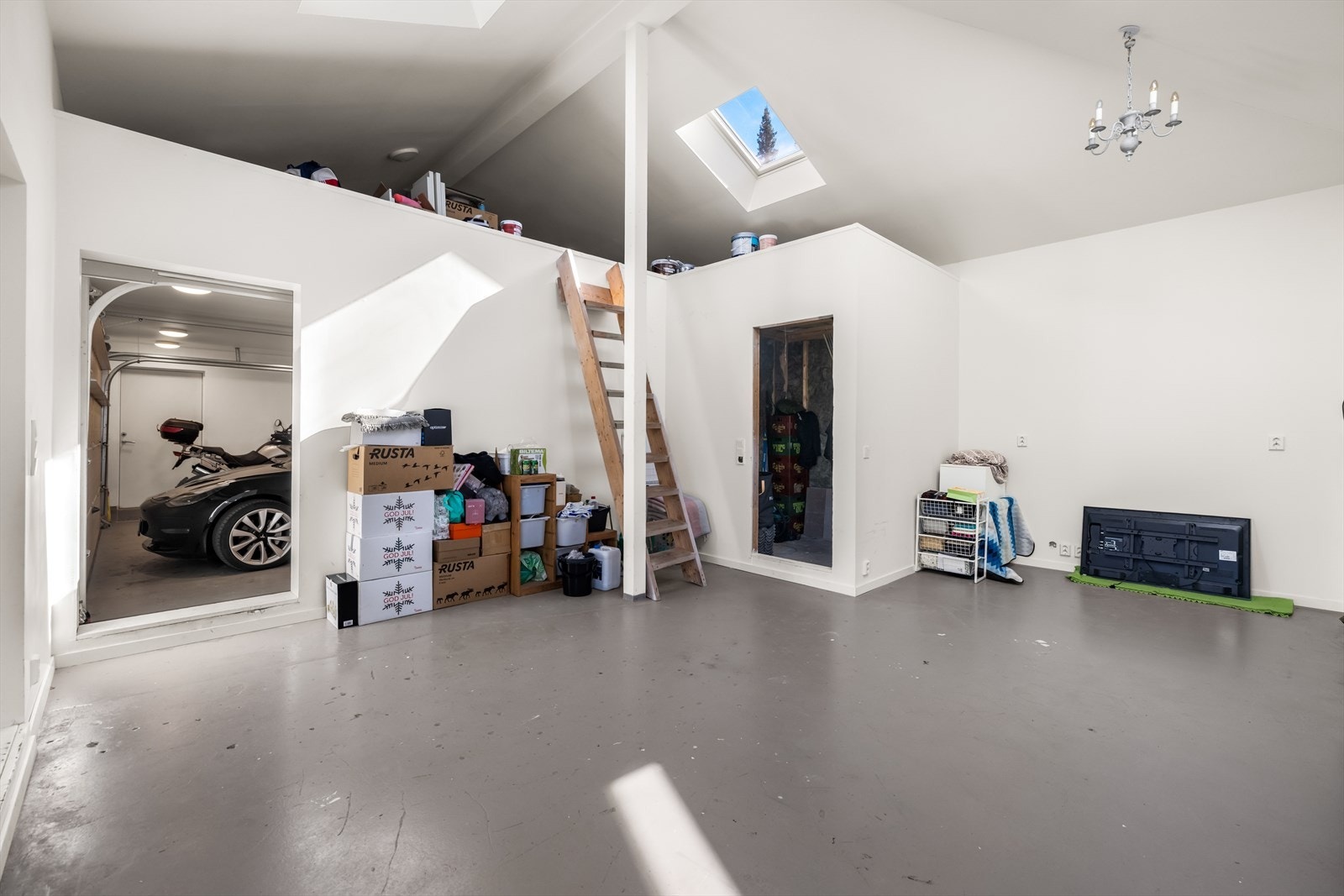 Frittstående dobbelgarasje på hele 85 kvm, inkludert arbeidsrom og bod. ( det er lagt inn vann og avløp til arbeidsrommet ) Galleribilde