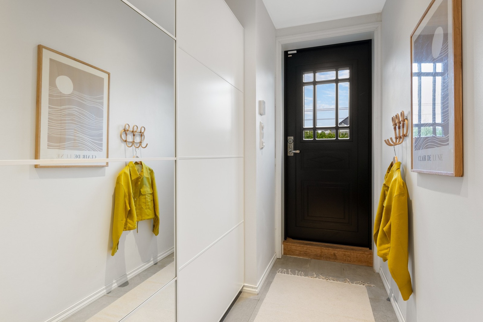 Entré med garderobeskap. Varmekabler i gulv. Galleribilde