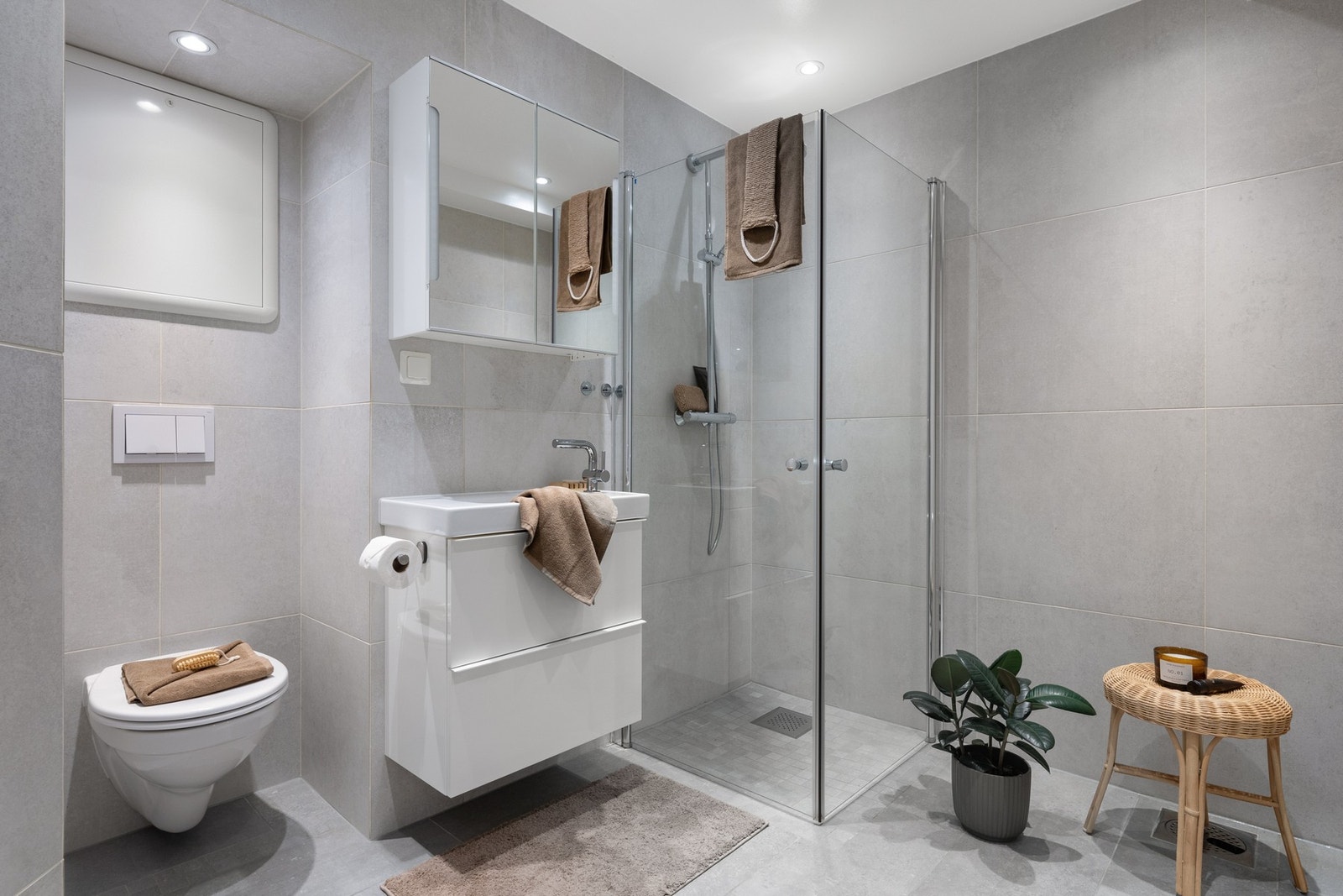 Romslig og elegant bad med gulvvarme og balansert ventilasjon. Opplegg for badekar. Galleribilde