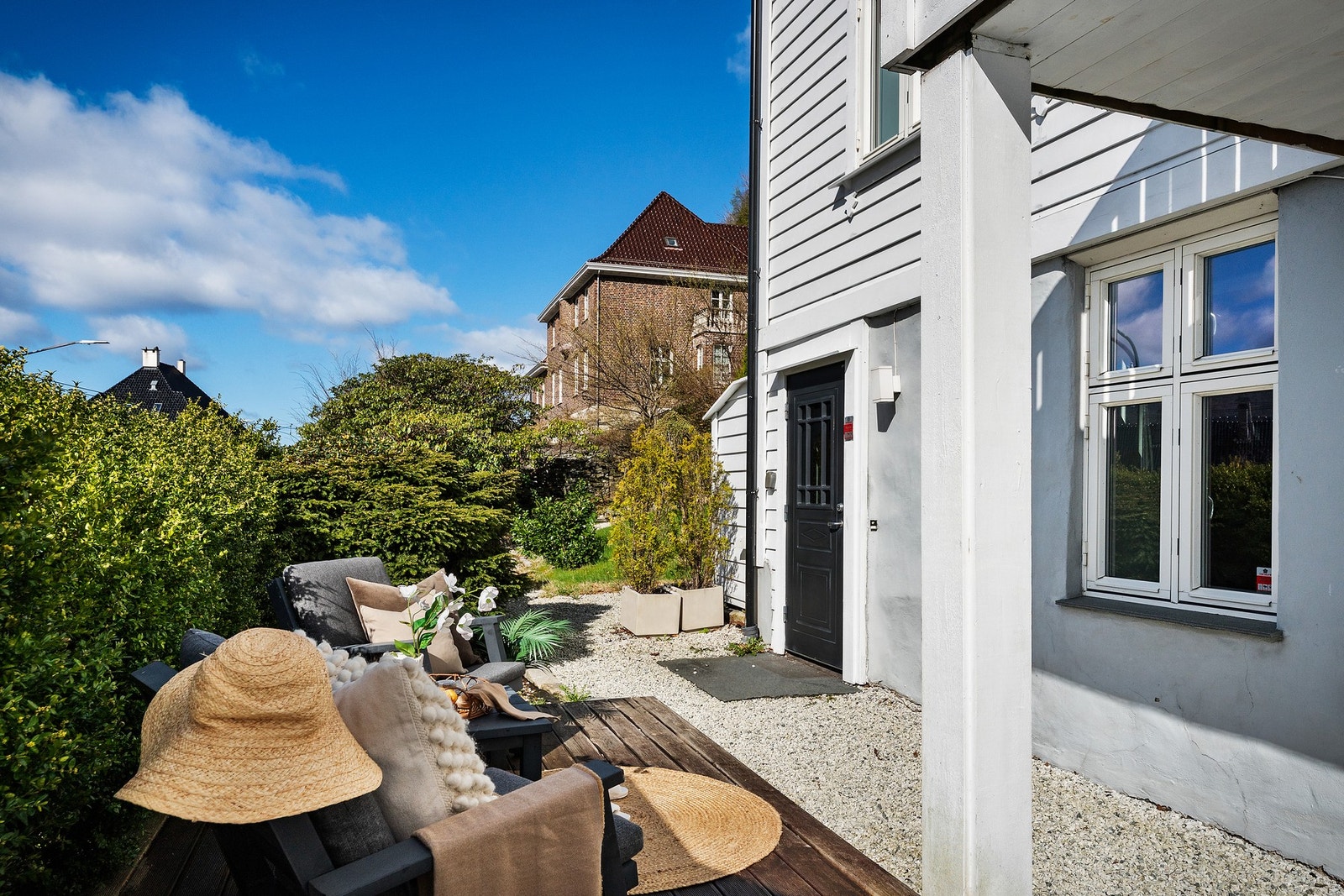 Leiligheten har egen terrasse like ved inngangen. Galleribilde
