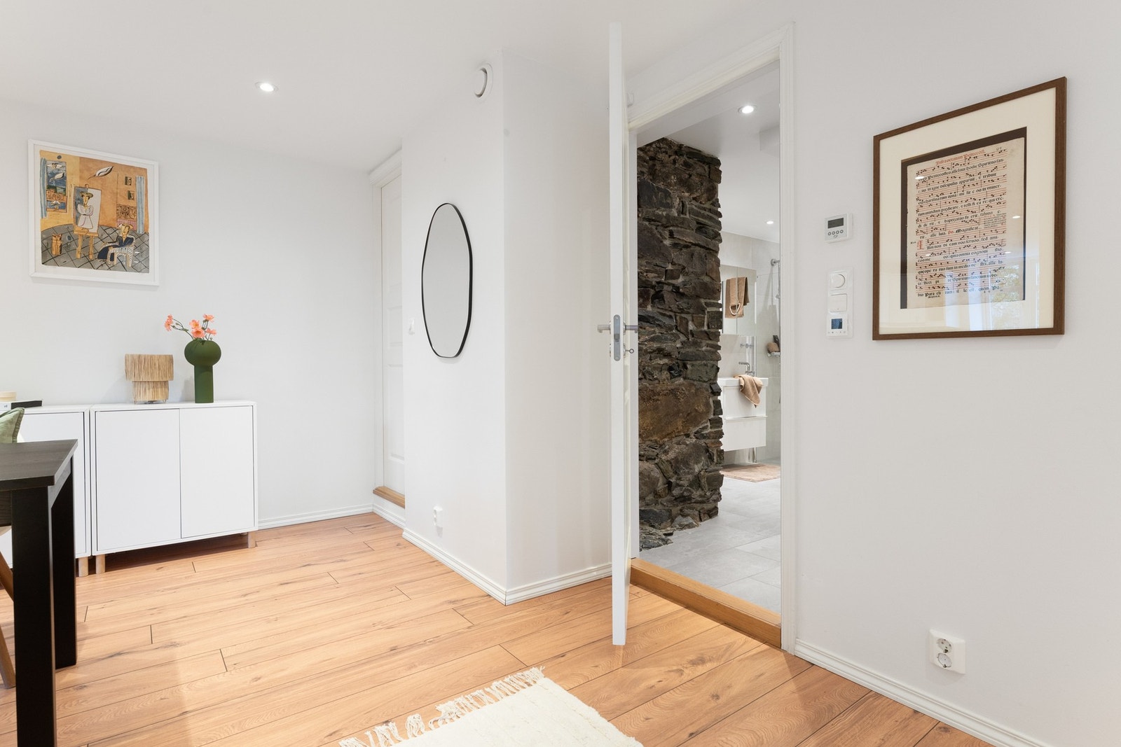 Inn mot badet. Galleribilde
