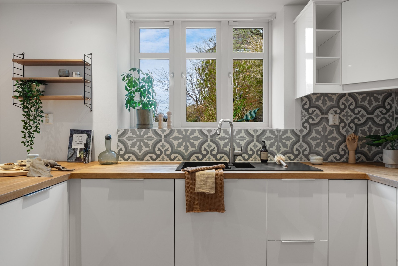 Elegant innredning med vindu mot vest. Galleribilde