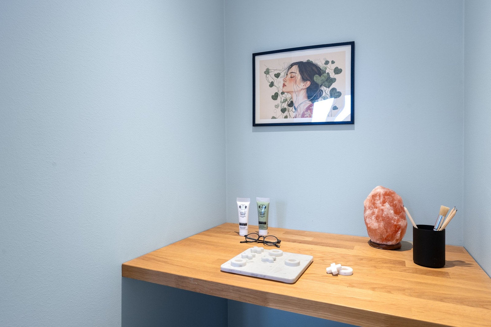 Her er og plass for hjemmekontor eller sminkeplass. Galleribilde