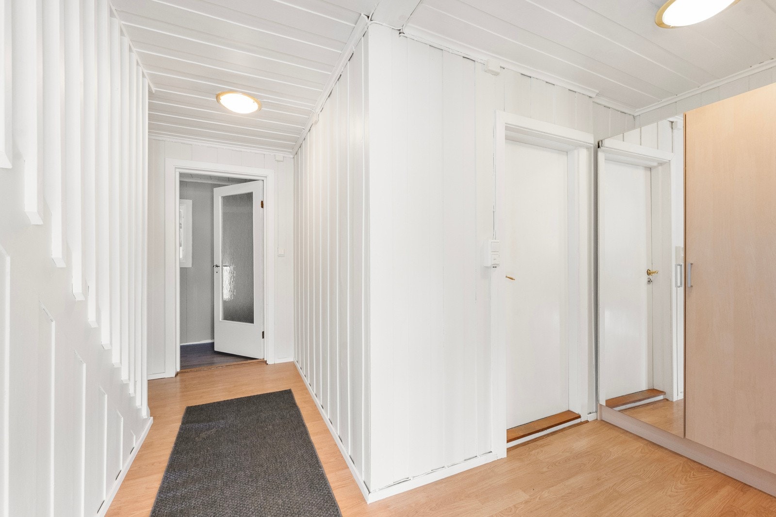 Innenfor døren møtes du av en entré med tilknyttet bod - perfekt for sko og yttertøy Galleribilde