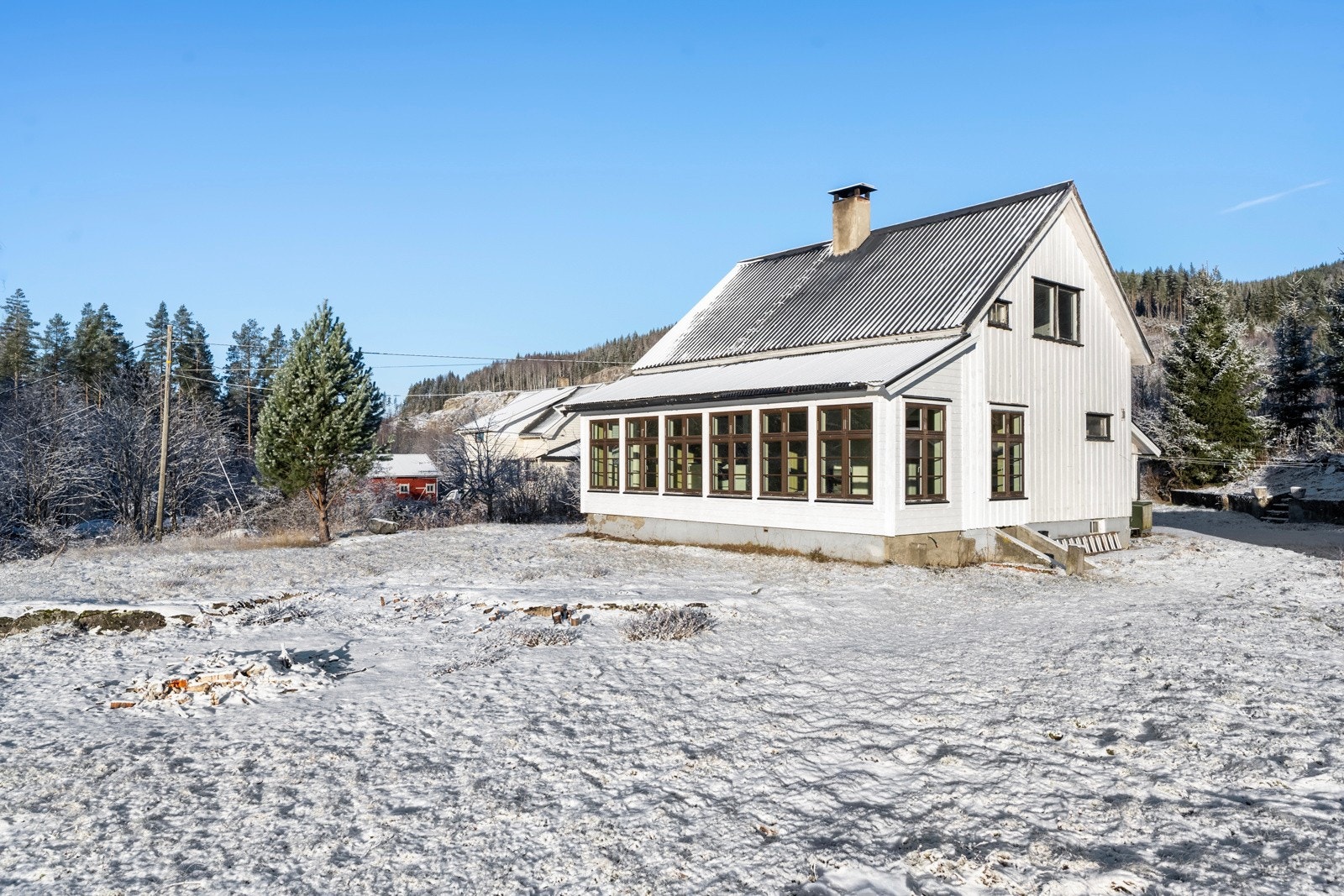 Dette er en trivelig enebolig over to plan med kjeller, et hjem med potensial og god beliggenhet Galleribilde