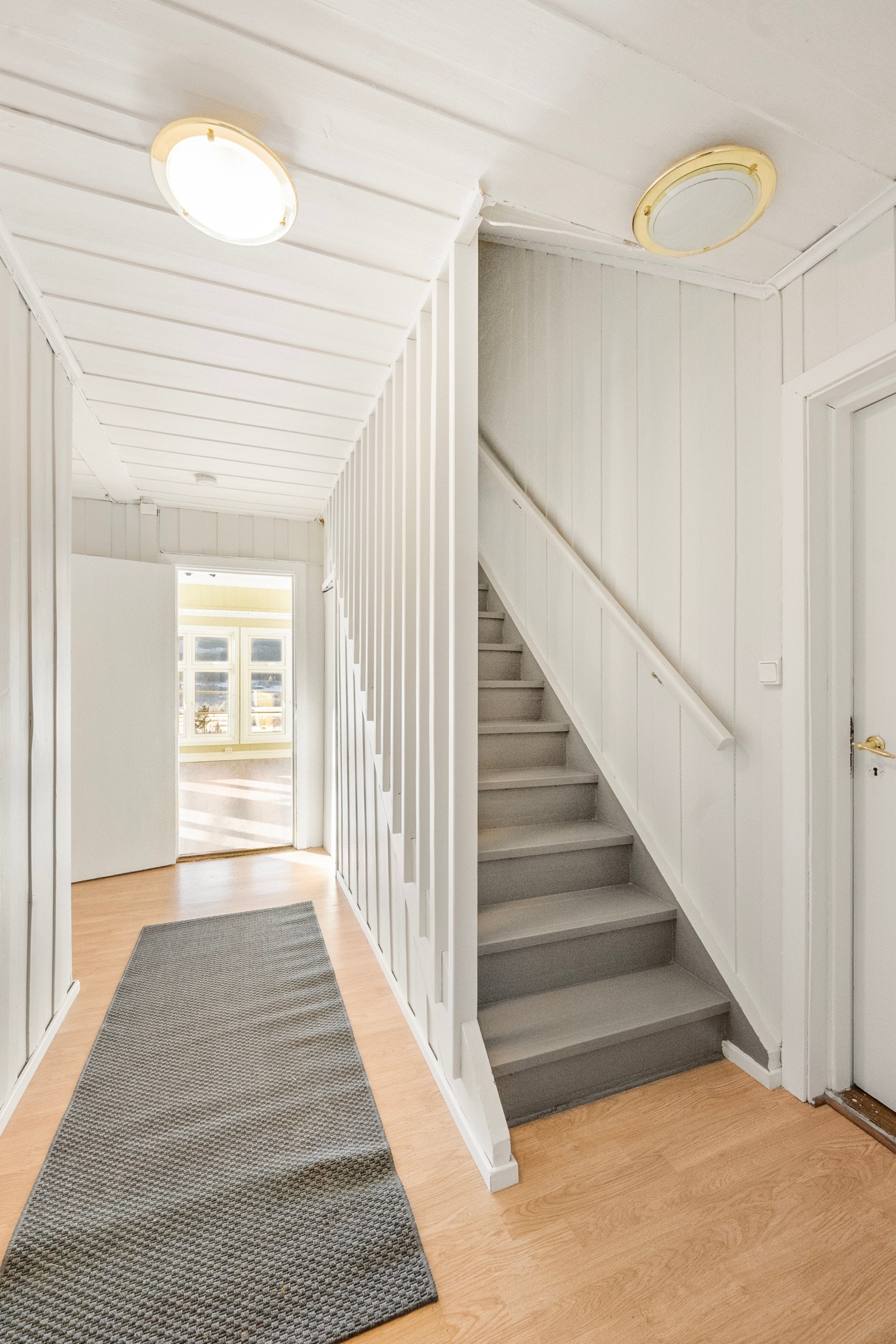 Videre inn i boligen er det en gang med trapp opp til loft og ned til kjeller Galleribilde