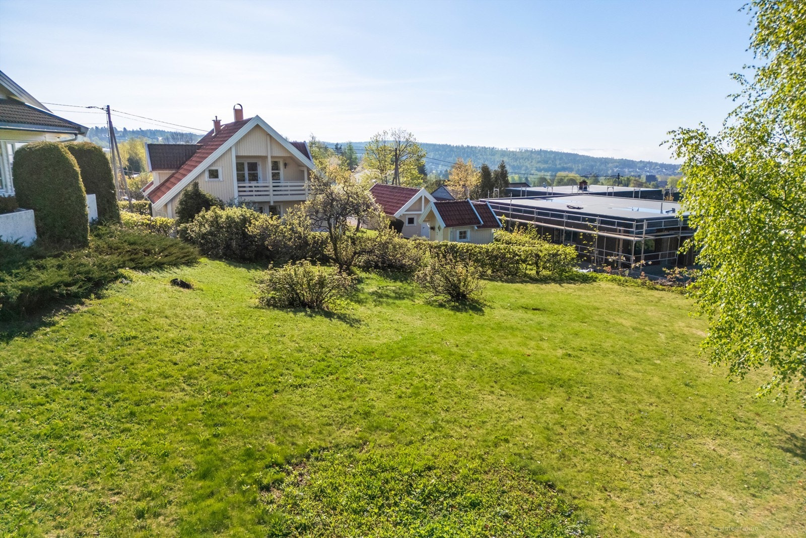 Tomten har gode solforhold og flott utsikt mot Skoger/Sandebukta Galleribilde