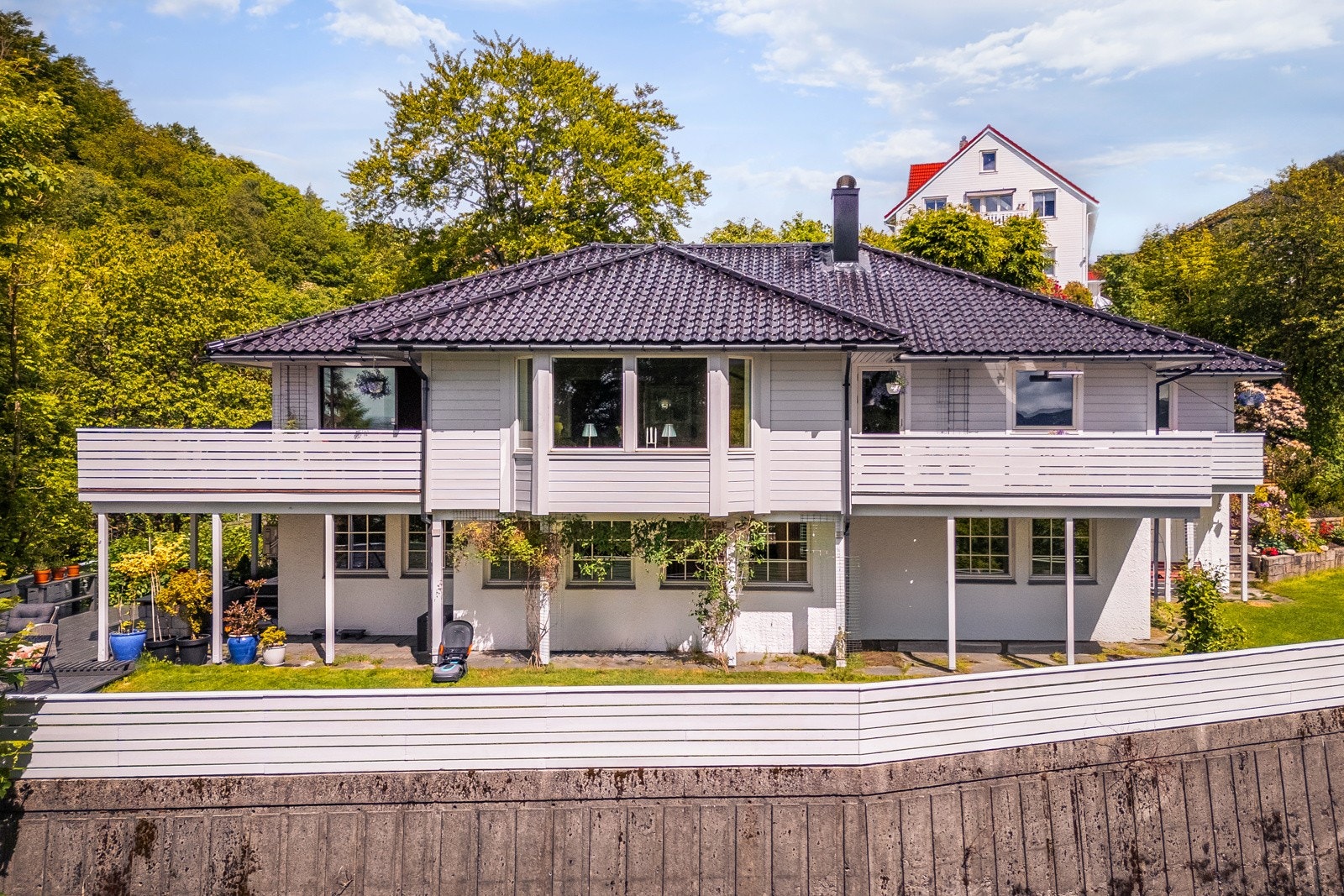 - Boligen har en god beliggenhet i terrenget med godt opparbeidet tomt - Galleribilde