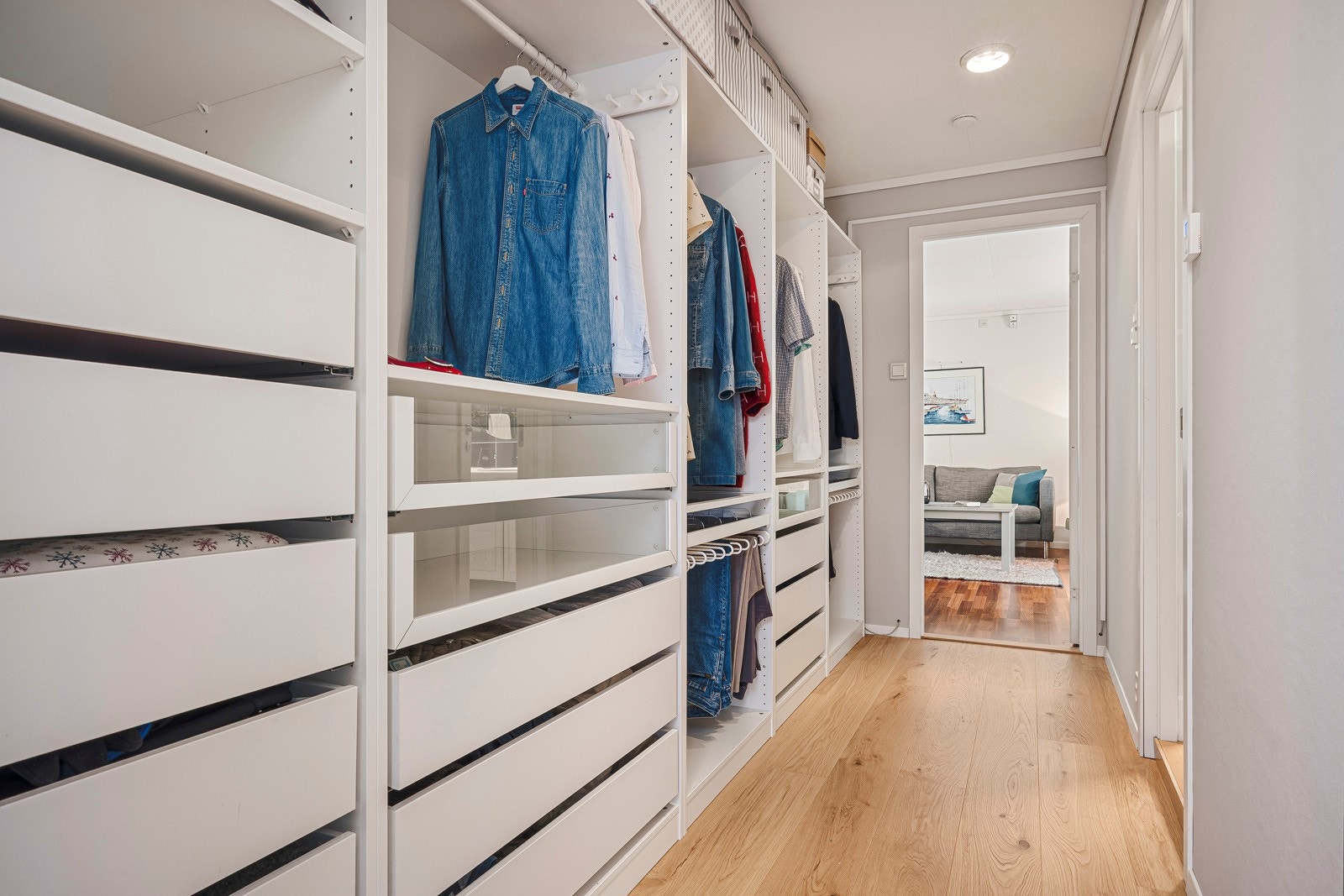 - Stor walk-in garderobe - Galleribilde