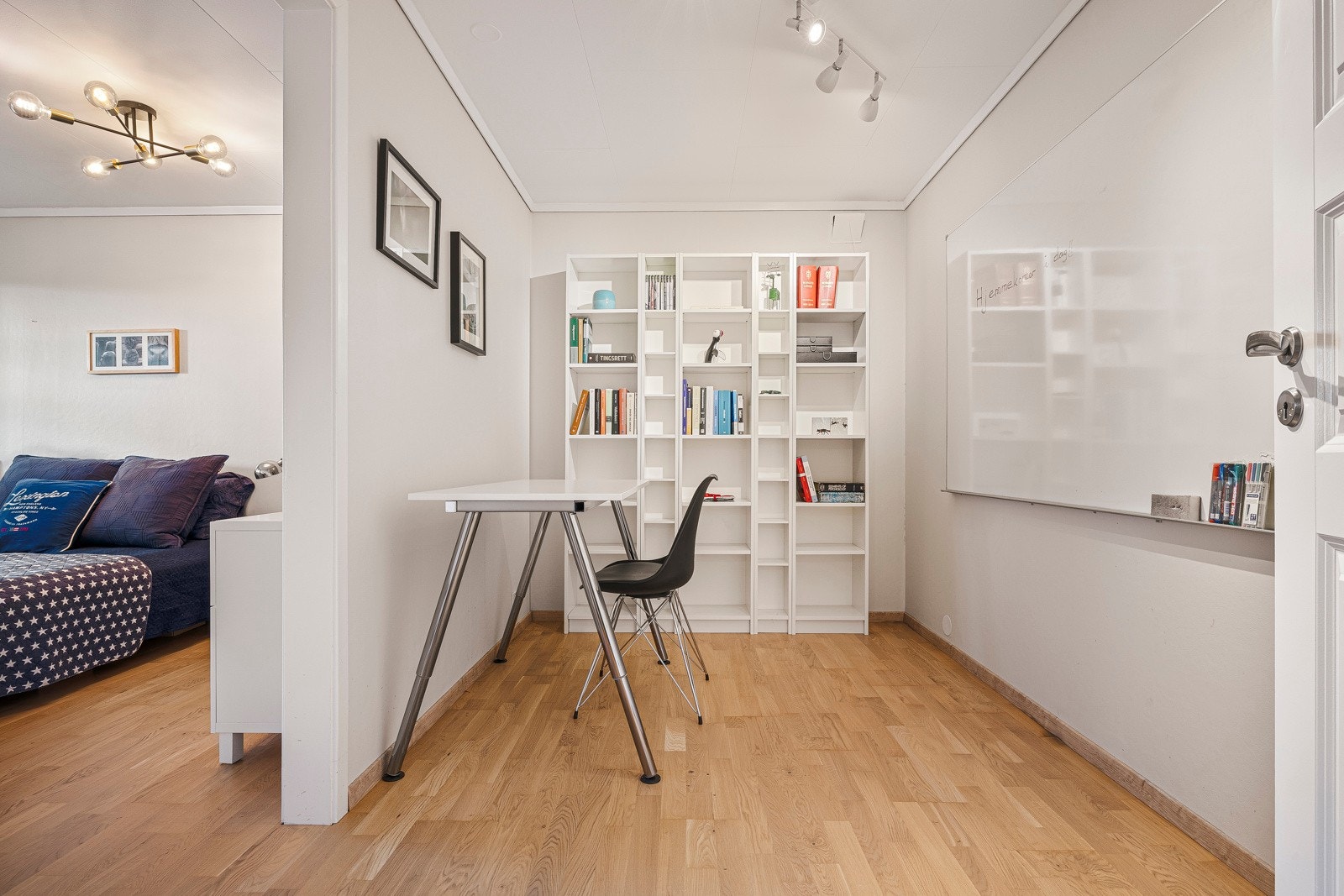- Romslig soverom med kontor/omkledningsrom - Galleribilde