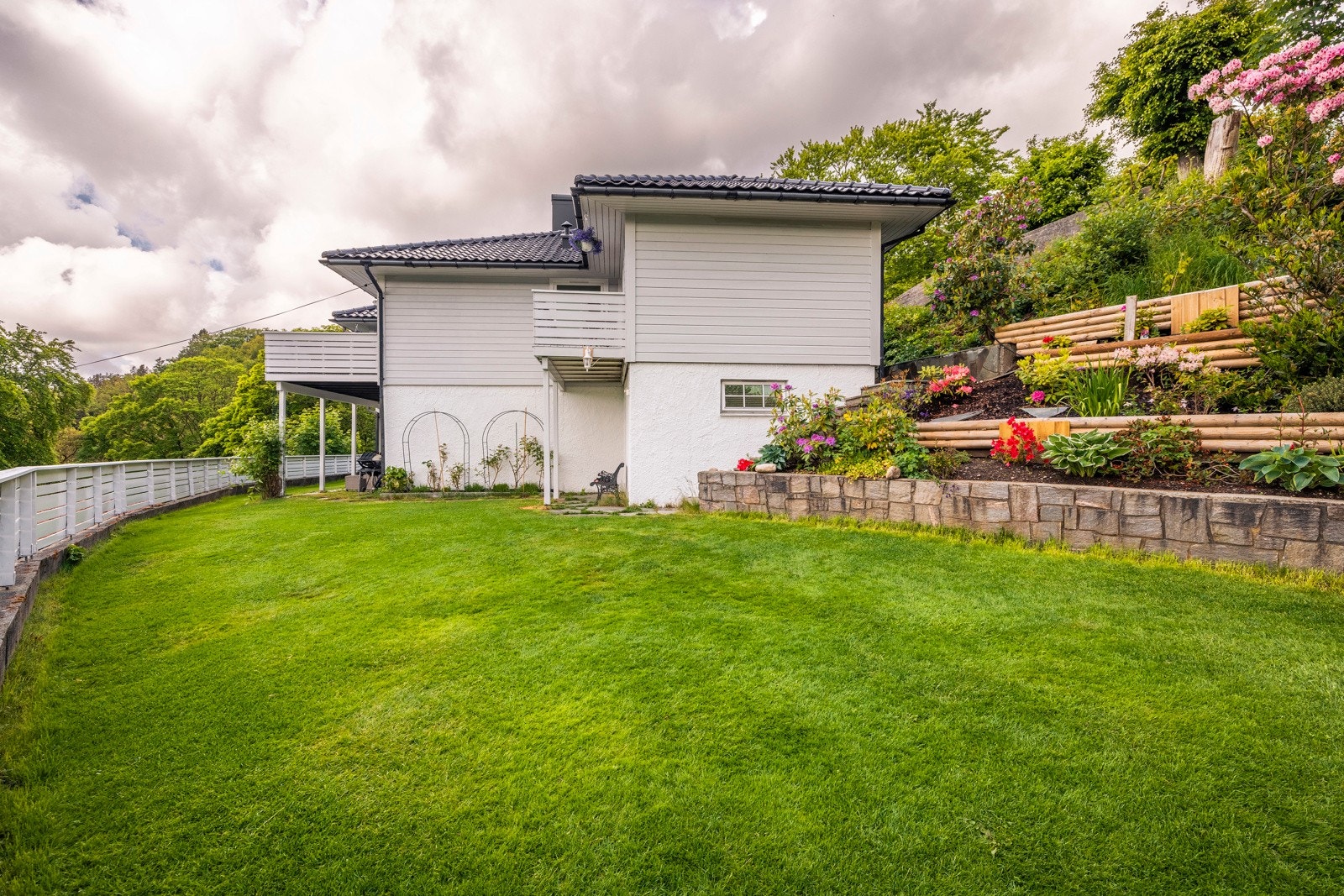 - Her er det god plass til trampoline og lekeapparater - Galleribilde