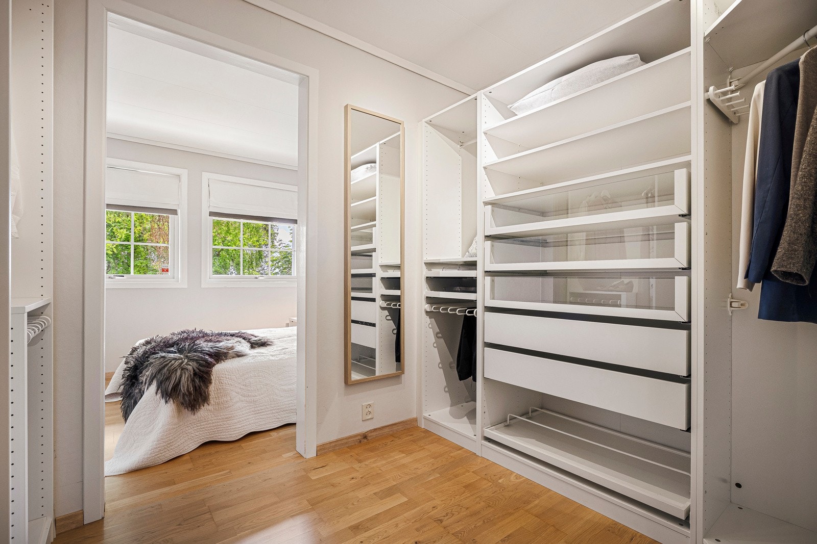 - Romslig soverom med omkledningsrom - Galleribilde