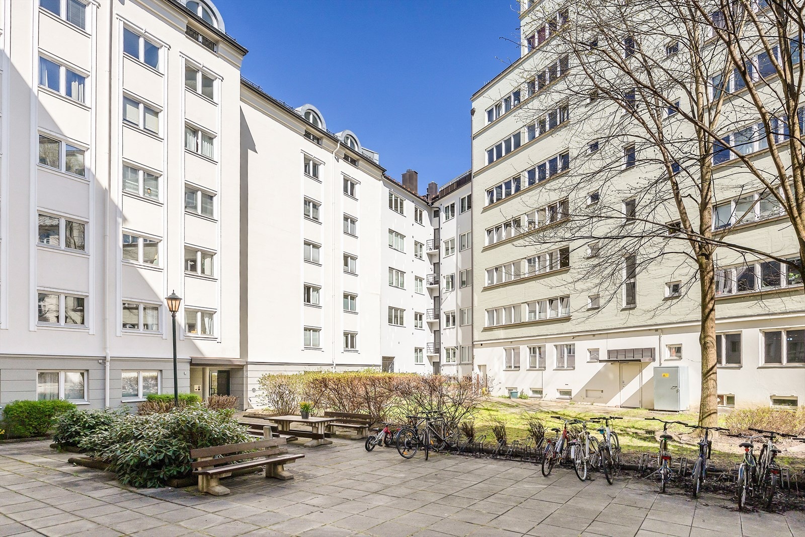 Det er planlagt og budsjettert inn oppgradering av bakgård/hage i 2026. Styreleder opplyser at en av Danmarks mest anerkjente hagearkitekter skal bistå i arbeidet med oppgradering av bakgård. Galleribilde
