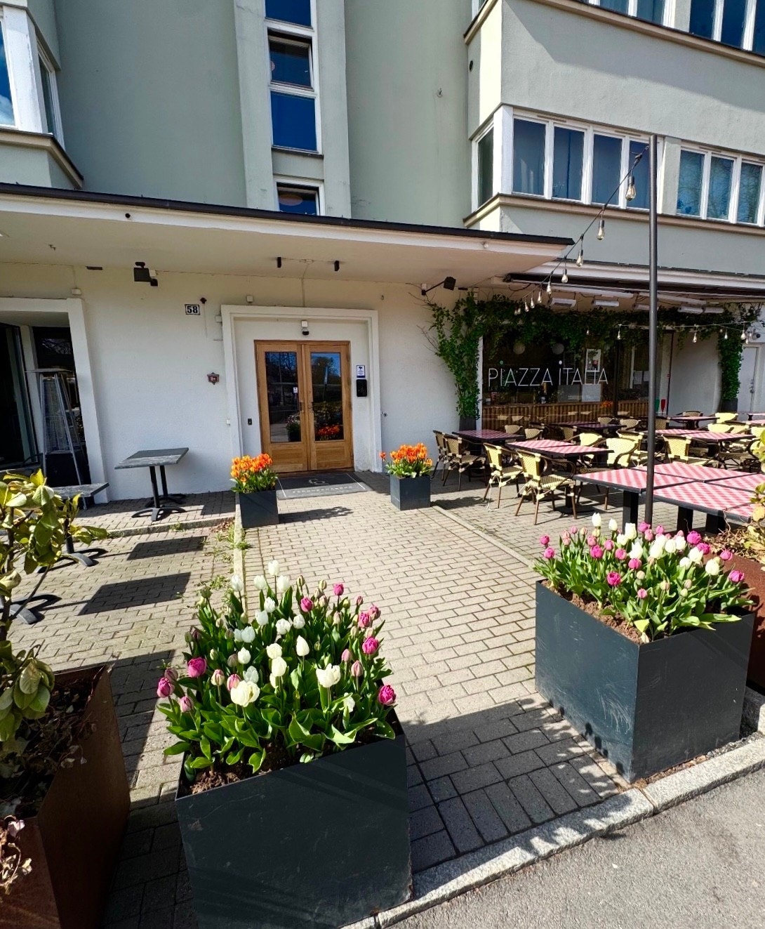 Innbydende og pent opparbeidet inngangsparti i sameiet, med dekorativ beplantning og velstelte omgivelser. I selve bygget finner du blant annet Piazza Italia, rangert blant topp 10 restauranter i Oslo på Tripadvisor (selgers foto). Galleribilde